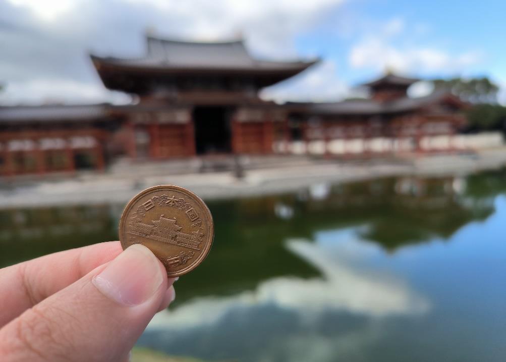 拿 10 圓硬幣對照平等院鳳凰堂