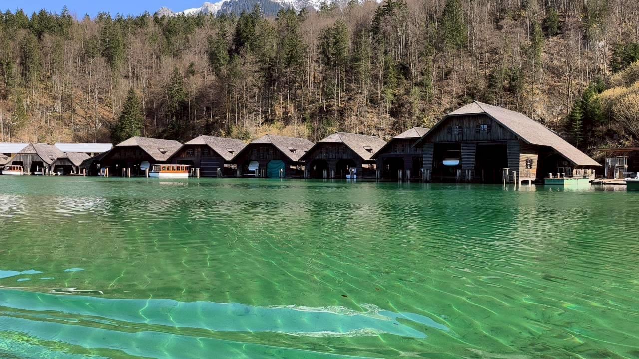 國王湖的船屋與翡翠綠的湖水