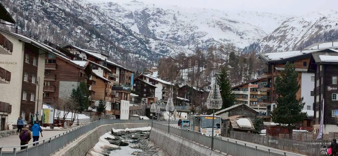 策馬特 Zermatt，雪山下的木屋小鎮