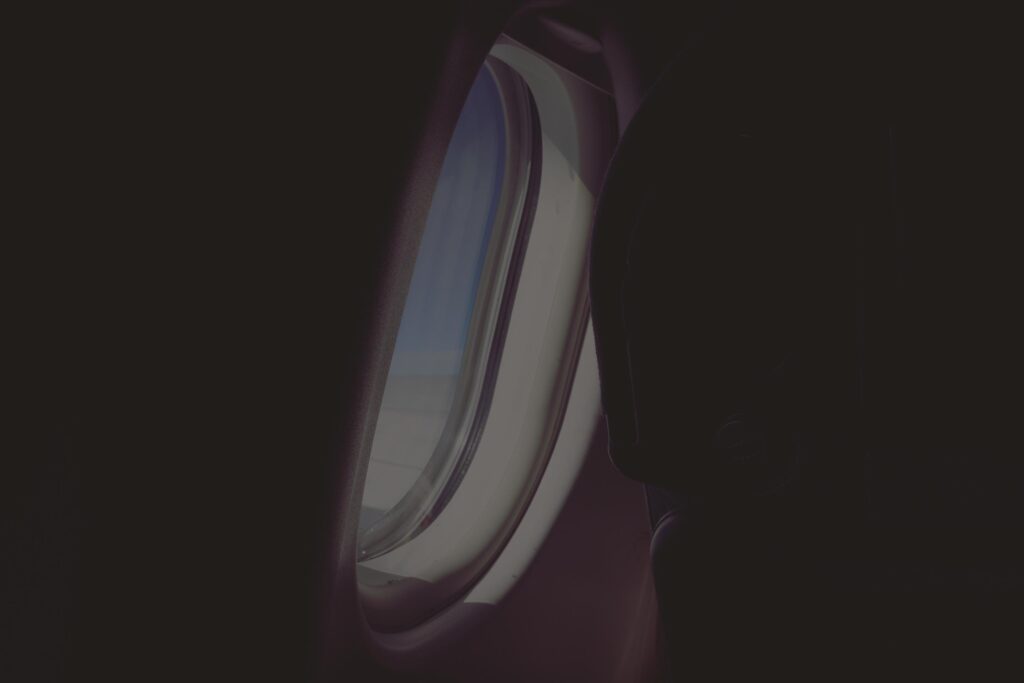 飛機窗外的光,映在維維的臉上