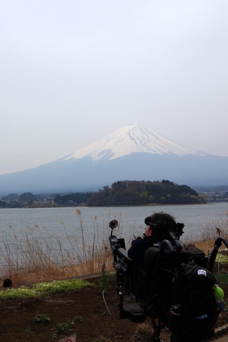 維維在湖畔望向富士山