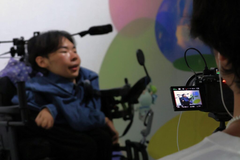 維維接受影像採訪